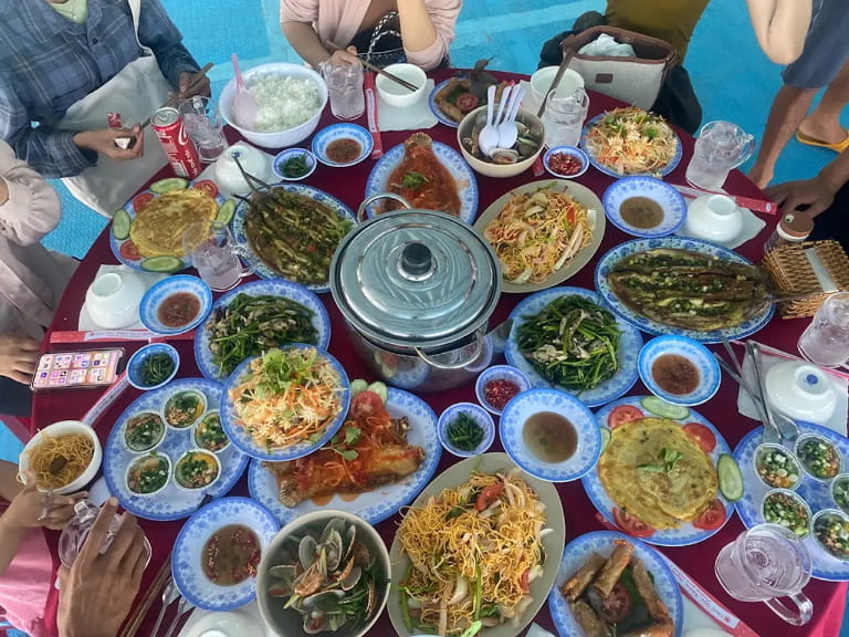 Bữa trưa hải sản ngon miệng trong chuyến đi