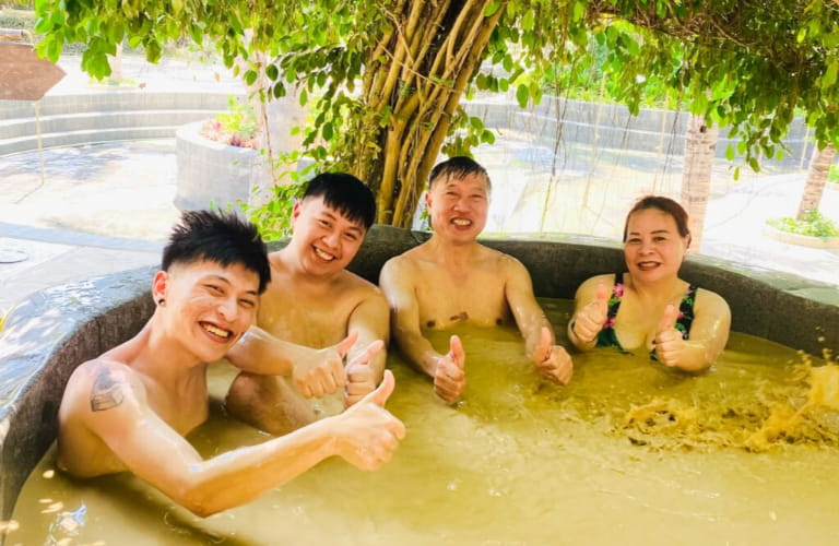 Du khách trải nghiệm tắm bùn tại Hòn Tằm
