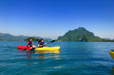 Trải nghiệm chèo thuyền kayak tại khung cảnh đẹp như mơ