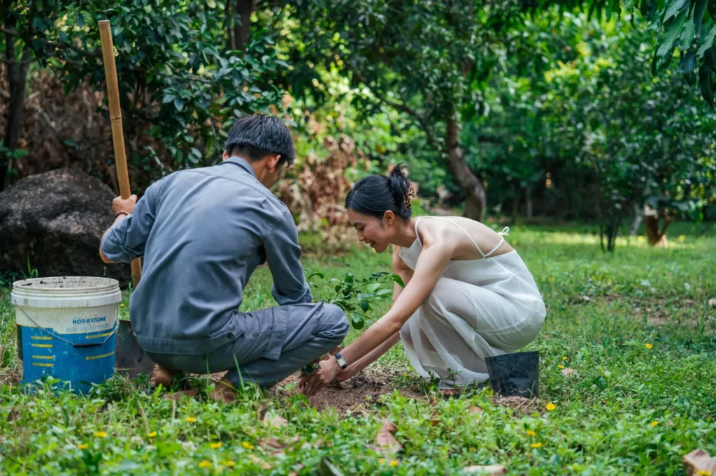 Du khách trải nghiệm trồng cây xanh tại Khu nghỉ dưỡng Six Senses Ninh Vân Bay.