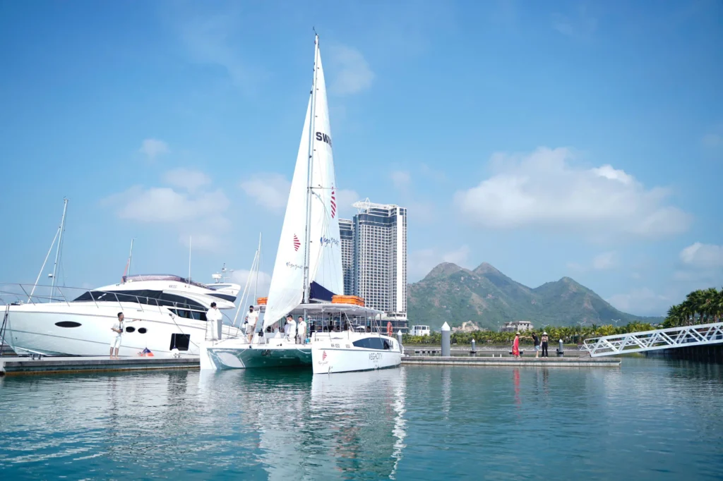 tour hoàng hôn du thuyền yacht