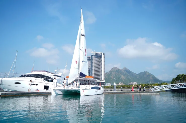 Tour du thuyền Yacht 1 ngày