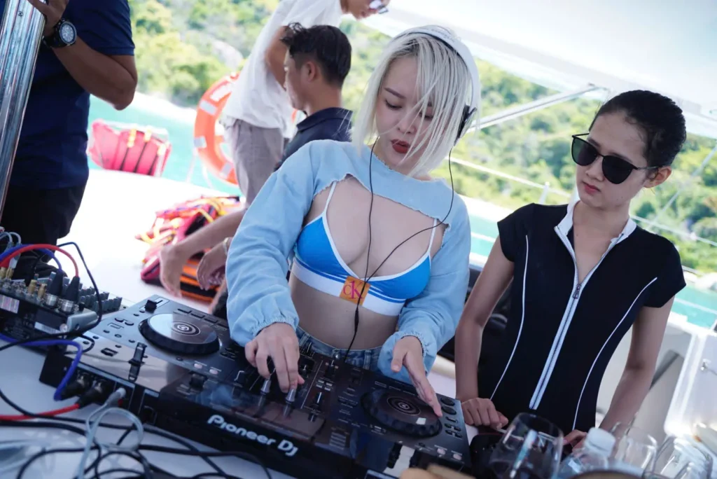 Tour ngắm hoàng hôn trên du thuyền Yacht