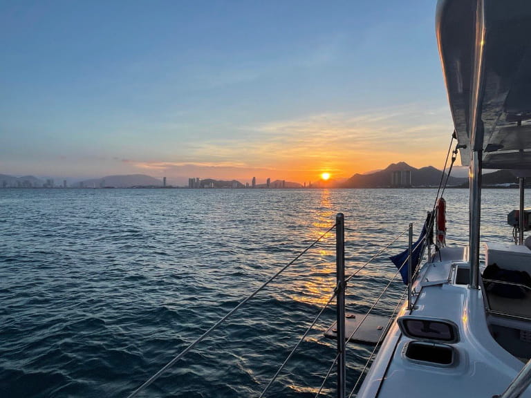 Ngắm hoàng hôn trên tour du thuyền Vega Yacht 1 ngày