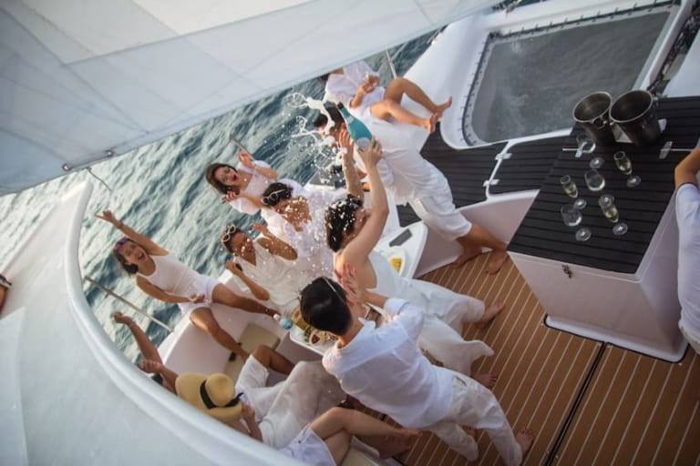 Tour du thuyền Vega Yacht 1 ngày phù hợp với nhiều nhóm du khách khác nhau