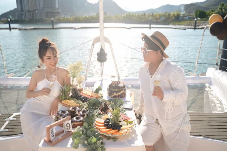 Trải nghiệm tiện nghi 5 sao trên tour du thuyền Vega Yacht 1 ngày