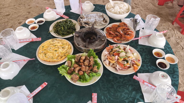 Bữa trưa hải sản trong tour Đồng Cừu - Vĩnh Hy - Vườn Nho