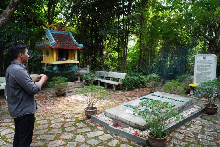 Khu mộ bác sĩ Yersin