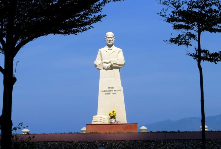 tượng đài bác sĩ Alexandre Yersin 