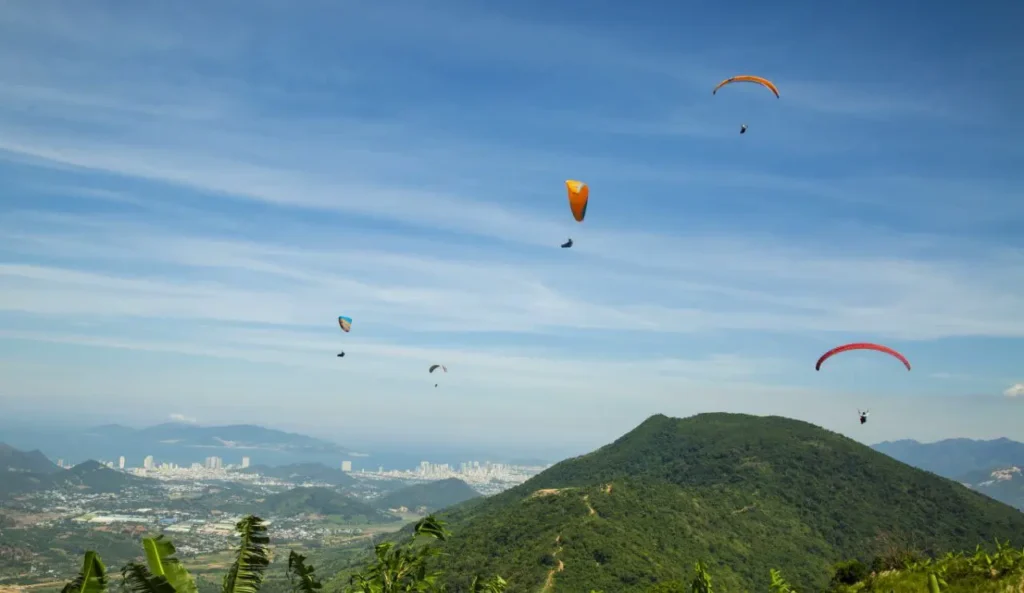 Dù lượn động cơ khám phá di sản tại Nha Trang