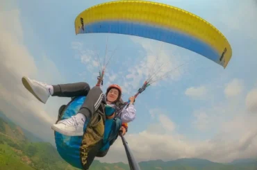 Dù lượn động cơ khám phá di sản tại Nha Trang