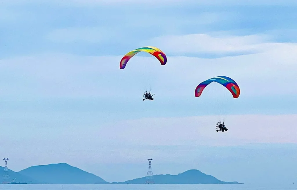 Dù lượn động cơ khám phá di sản tại Nha Trang