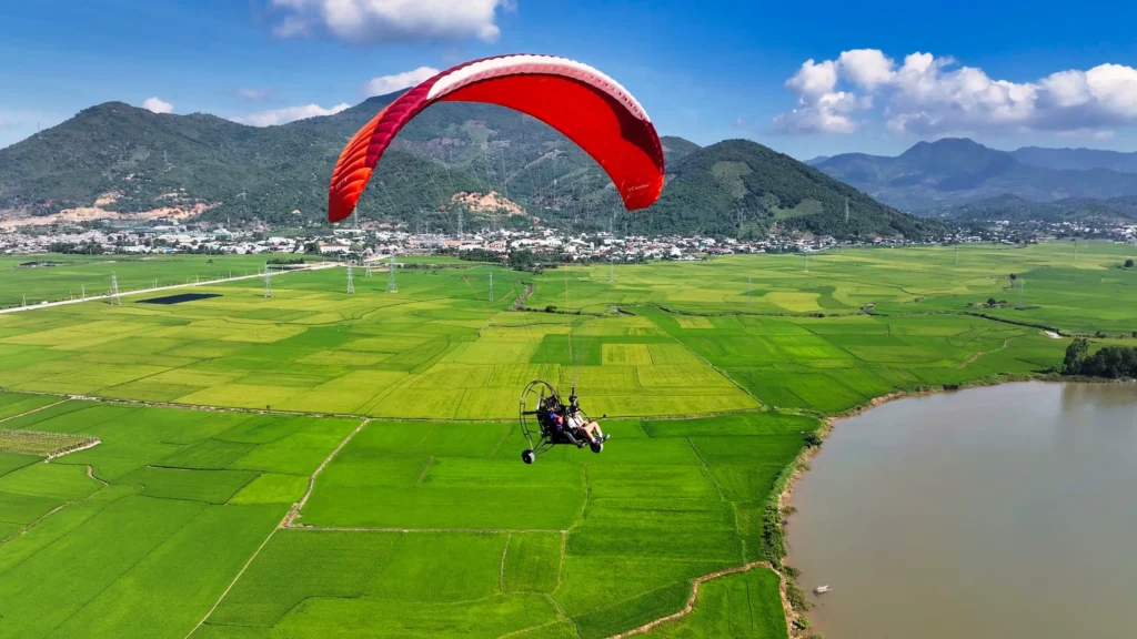 Dù lượn động cơ khám phá di sản tại Nha Trang