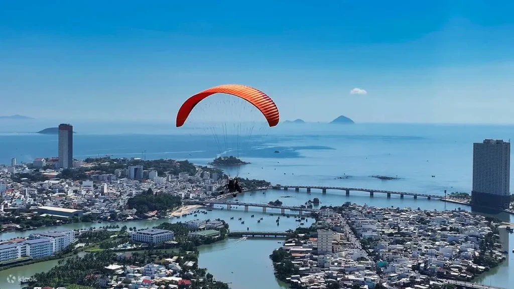 Dù lượn động cơ khám phá di sản tại Nha Trang