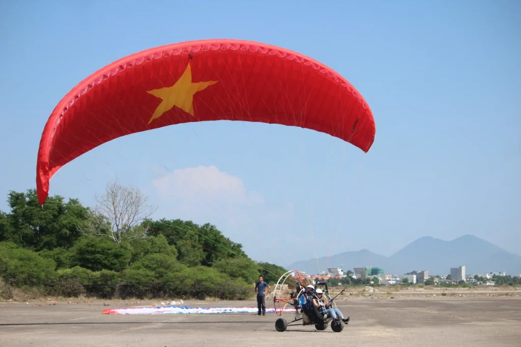 Dù lượn động cơ khám phá di sản tại Nha Trang