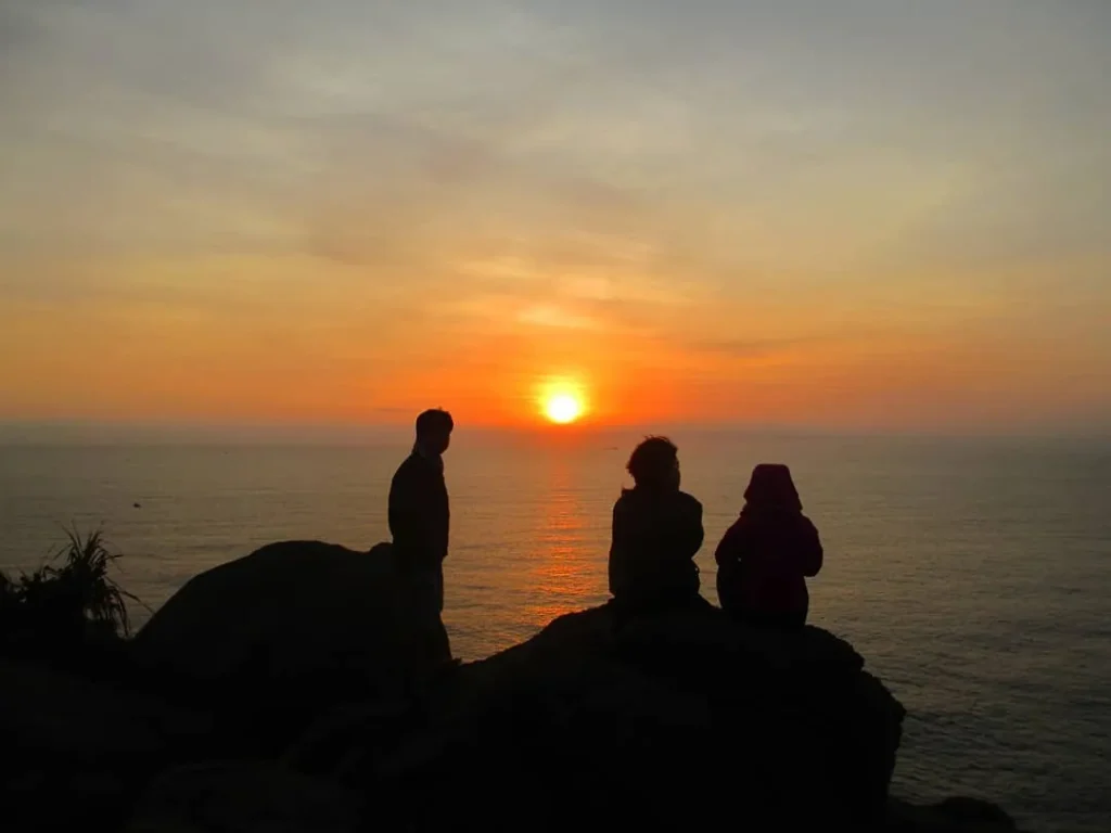 Tour cắm trại đón bình minh Mũi Điện – Bãi Môn