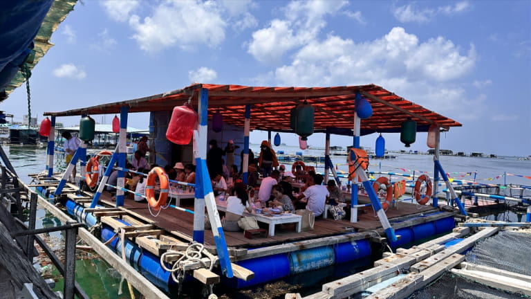 Bè nổi trên đảo Bình Hưng