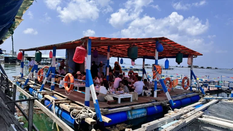 Bè nổi trên đảo Bình Hưng
