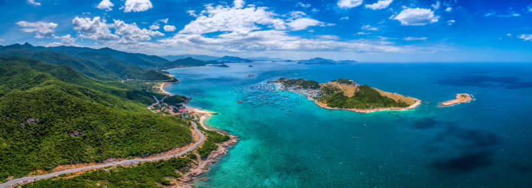 Mùa đẹp nhất để tham gia tour săn cá đảo Bình Hưng là từ cuối mùa khô đến giữa năm