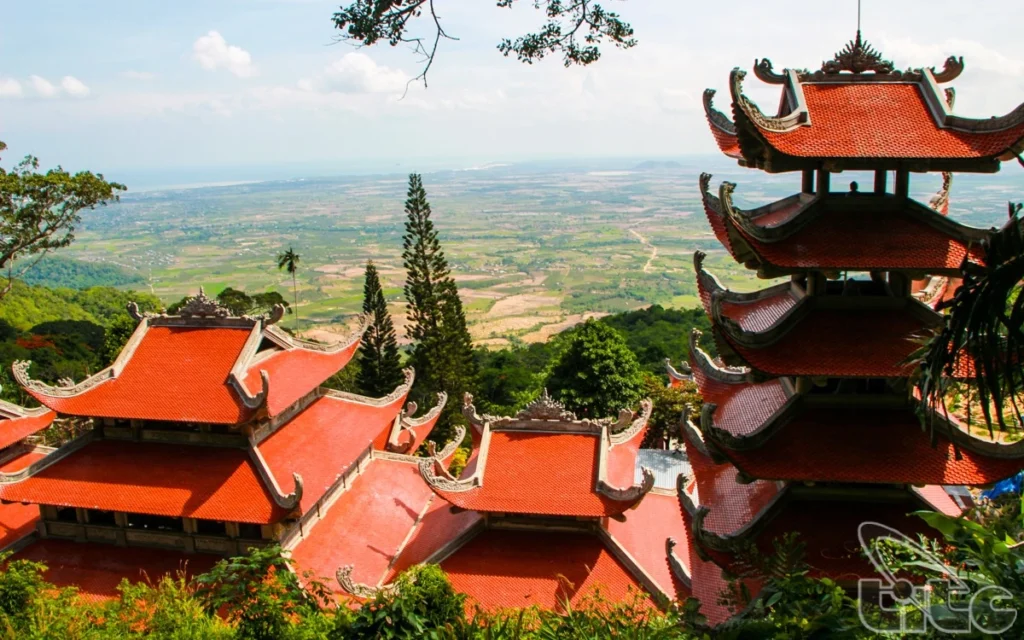 Tour Núi Tà Cú và Hải Đăng Kê Gà 1 Ngày