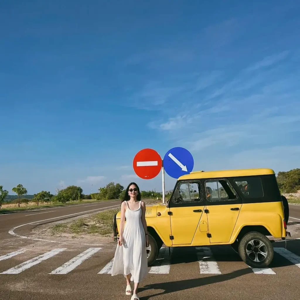 Tour Xe Jeep Mũi Né: Hành Trình Khám Phá 5 Điểm Check-in Đầy Sắc Màu Văn Hóa & Thiên Nhiên