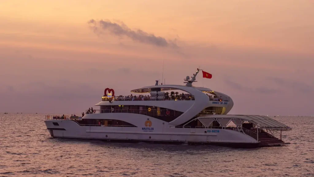 Tour đi bộ dưới biển tại du thuyền Nautilus Namaste