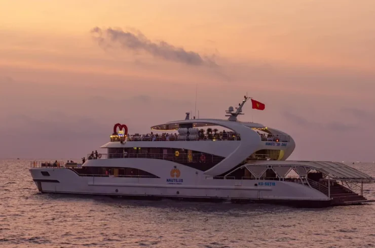 Tour đi bộ dưới biển tại du thuyền Nautilus Namaste