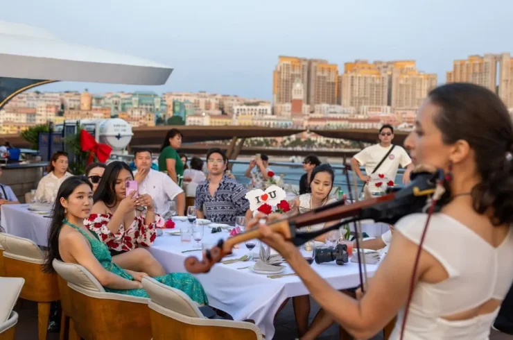 Tour đi bộ dưới biển tại du thuyền Nautilus Namaste