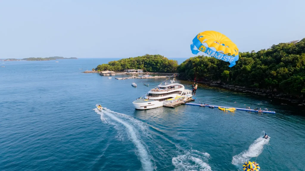 Tour đi bộ dưới biển tại du thuyền Nautilus Namaste