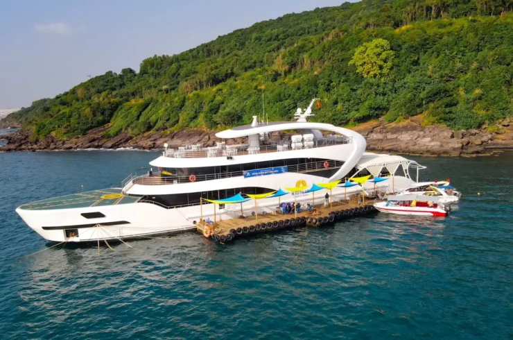 Tour đi bộ dưới biển tại du thuyền Nautilus Namaste