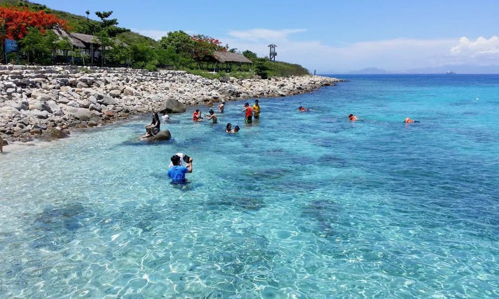 Du khách trải nghiệm đi đảo ghép đoàn tại vịnh Nha Trang