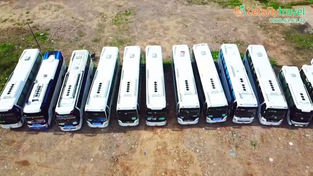 Xe du lịch đời mới của Let's Fly Travel phục vụ tour 3 đảo Nha Trang