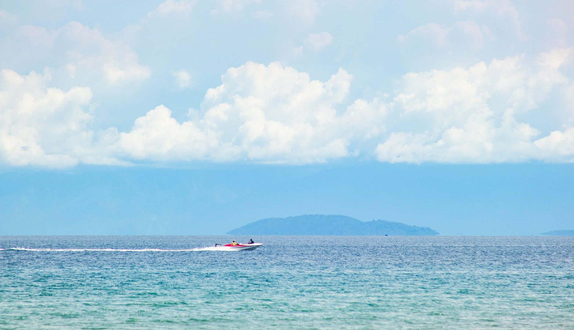 Cano cao tốc lướt trên biển Nha Trang đưa khách tham quan tour 3 đảo
