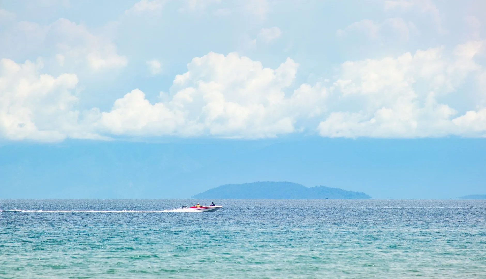 Cano cao tốc lướt trên biển Nha Trang đưa khách tham quan tour 3 đảo