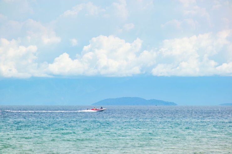 Cano cao tốc lướt trên biển Nha Trang đưa khách tham quan tour 3 đảo