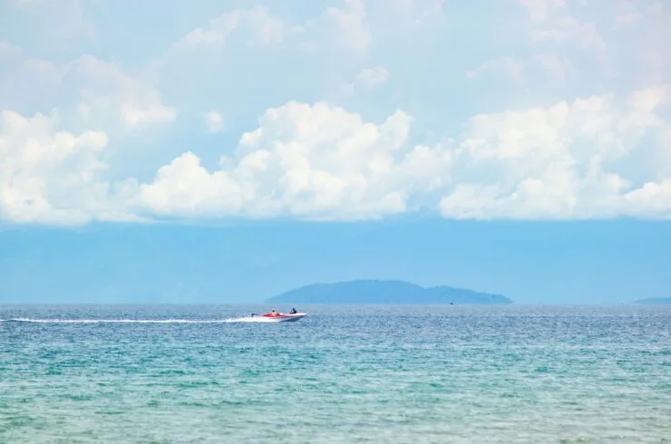 Cano cao tốc lướt trên biển Nha Trang đưa khách tham quan tour 3 đảo