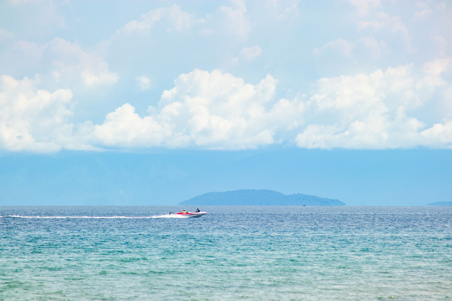 Khách du lịch trải nghiệm tour 3 đảo Nha Trang bằng cano cao tốc khám phá vịnh biển