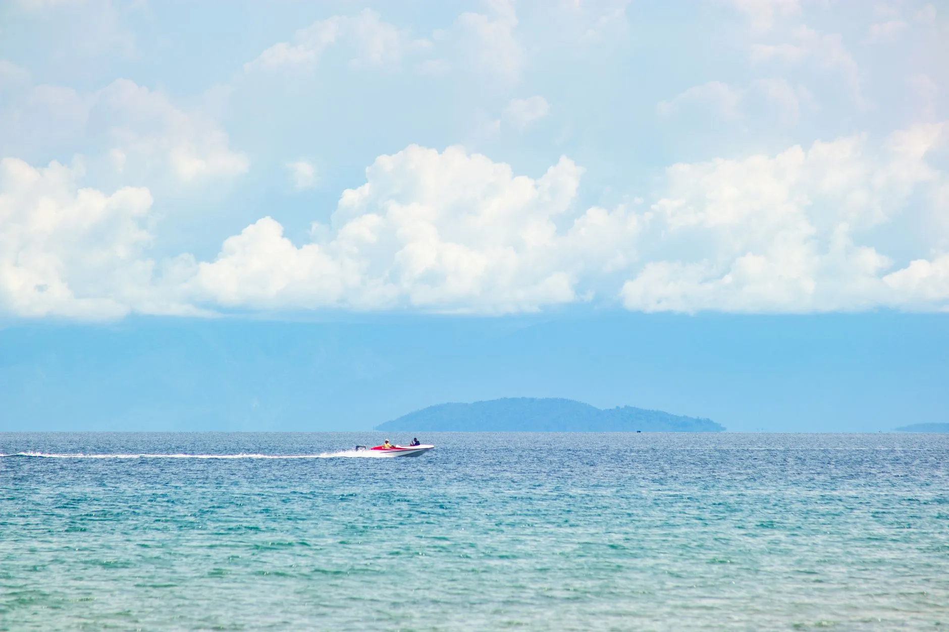 Cano cao tốc lướt trên biển Nha Trang đưa khách tham quan tour 3 đảo