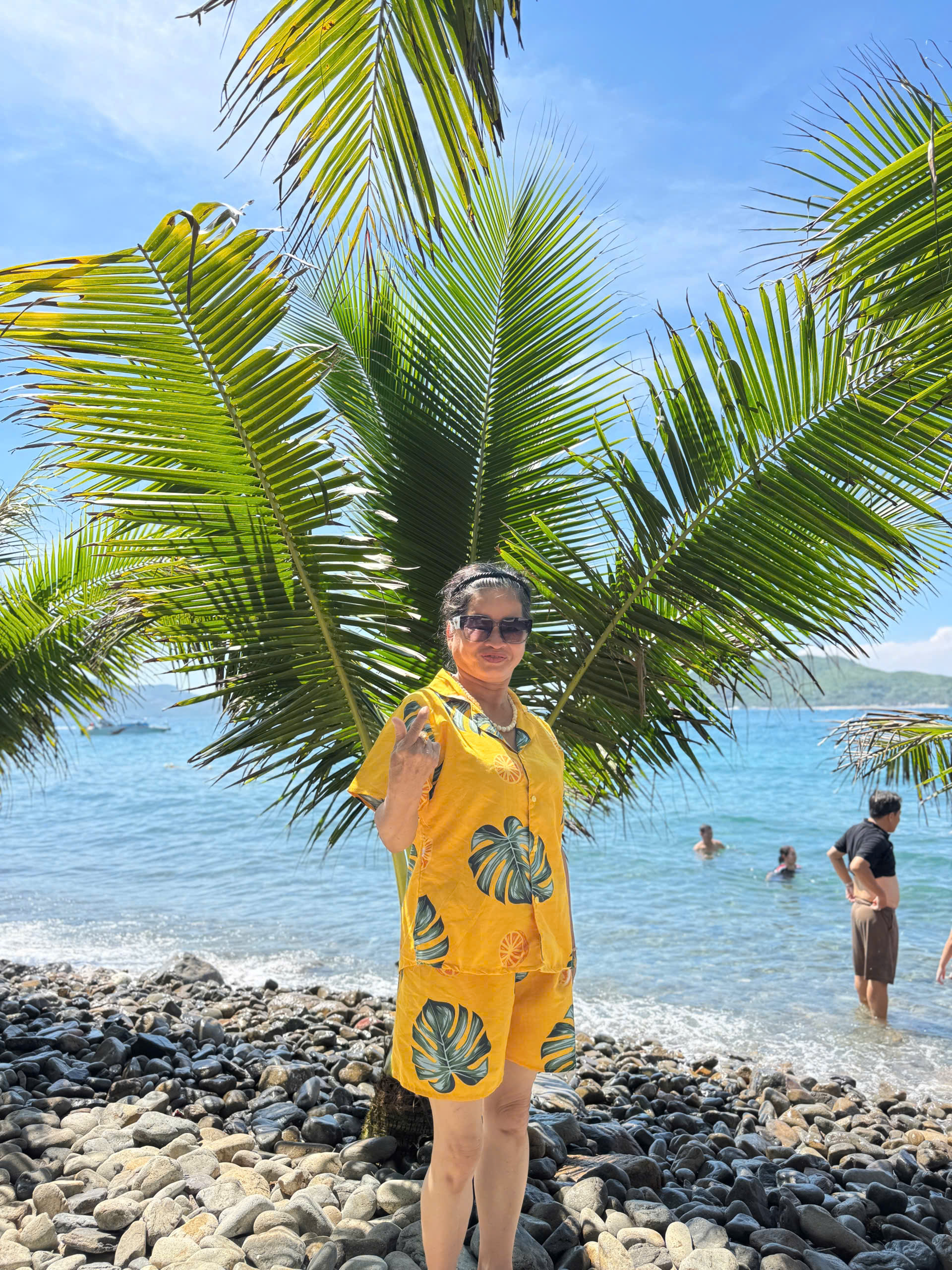 Bãi Tranh Nha Trang bãi cát trắng trong tour 3 đảo
