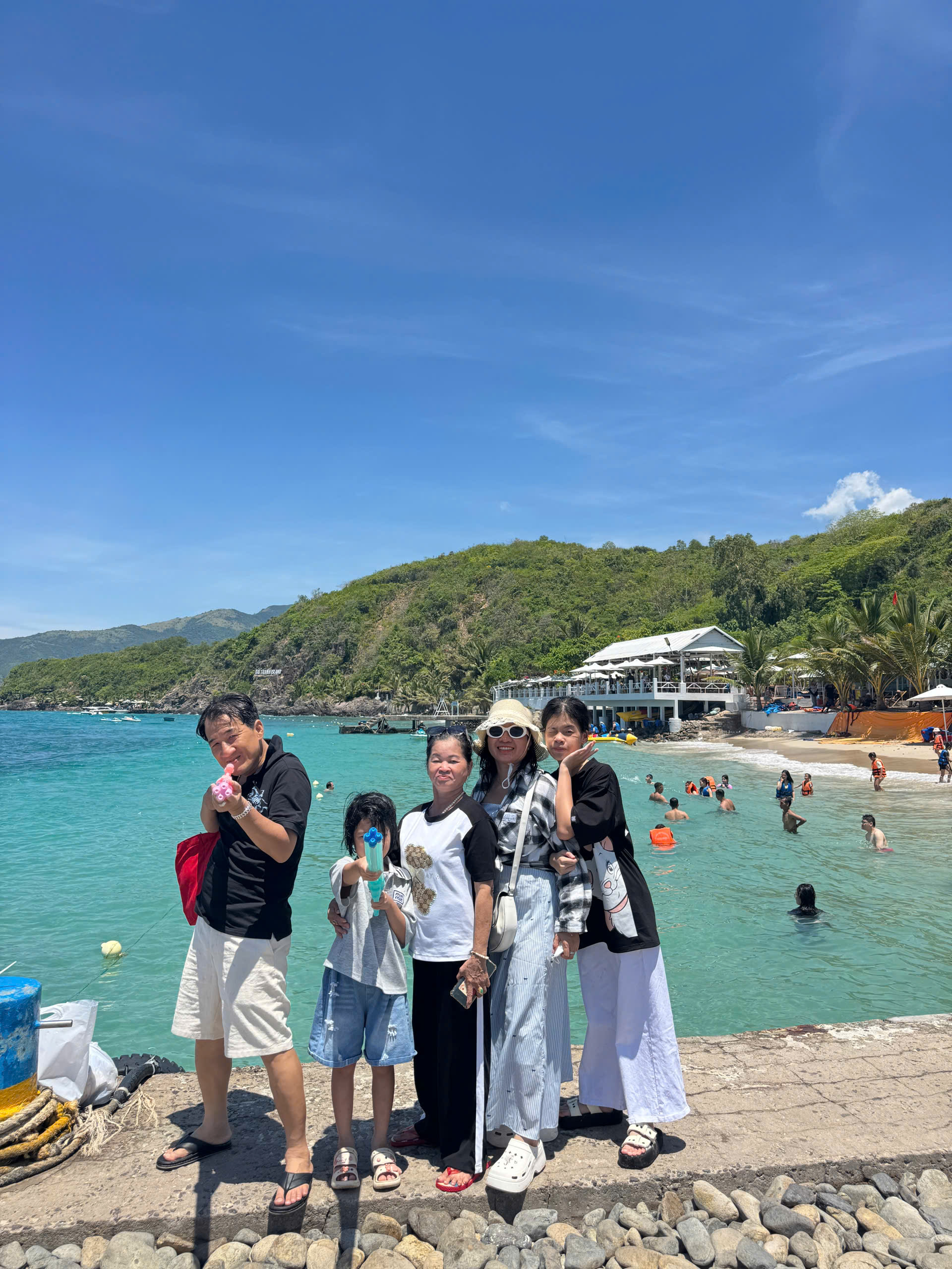 Ăn trưa hải sản tươi sống tại Làng Chài trong tour 3 đảo Nha Trang