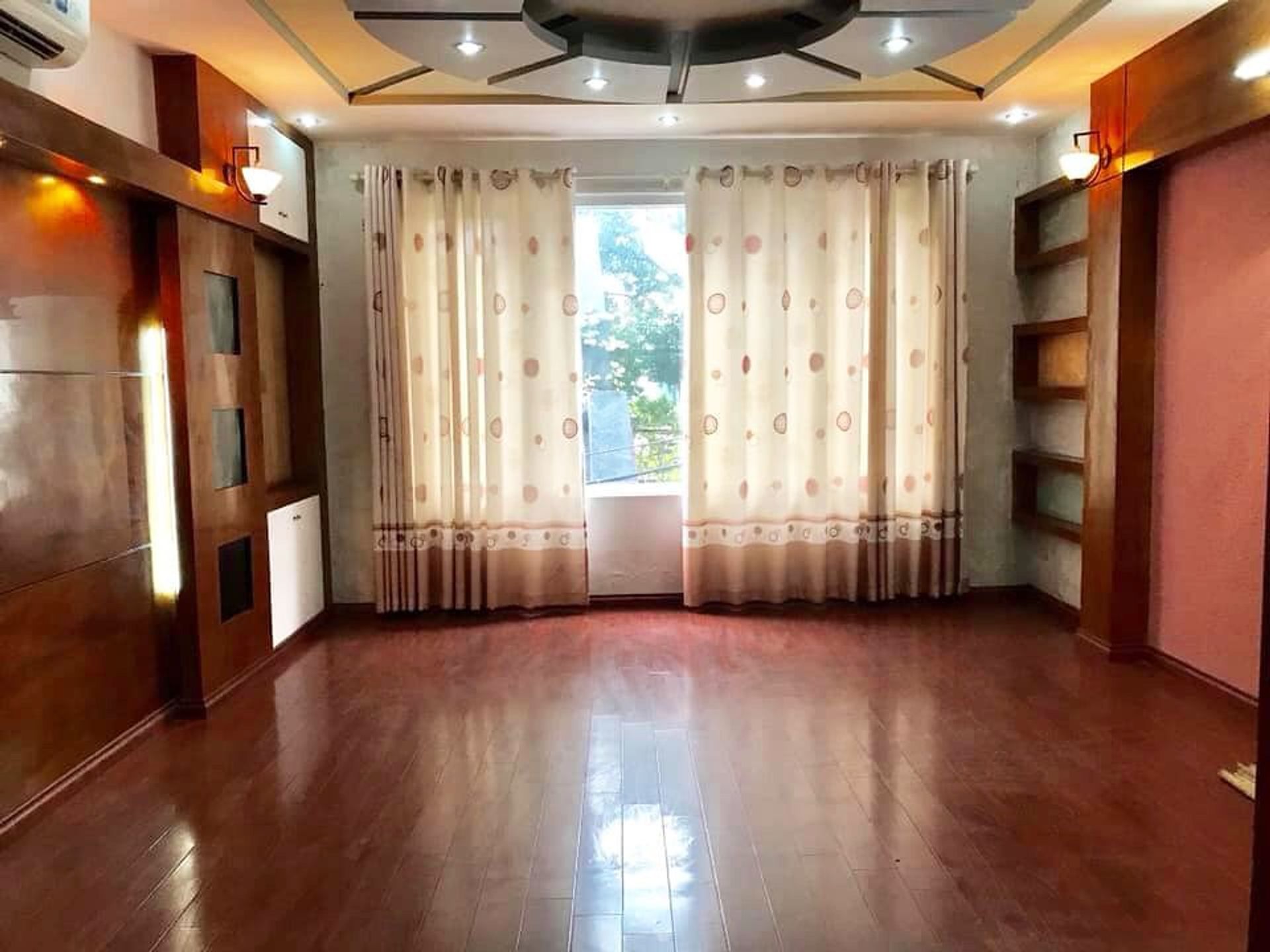 Tôm hùm Bình Ba nướng chụp cận cảnh đầy hấp dẫn trên bàn tiệc hải sản