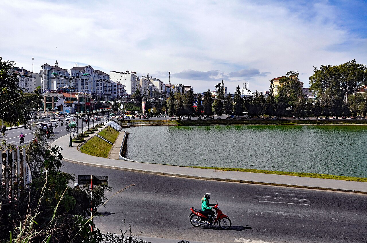 Da Lat Xuan Huong lake