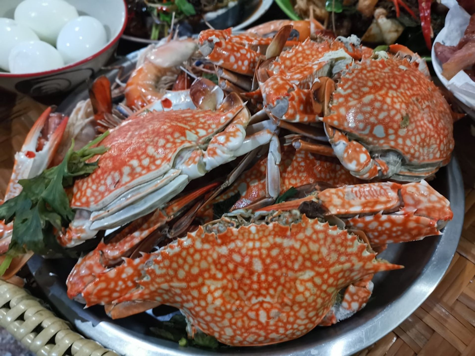 Mâm hải sản nướng hấp dẫn bên bờ biển Hòn Thơm