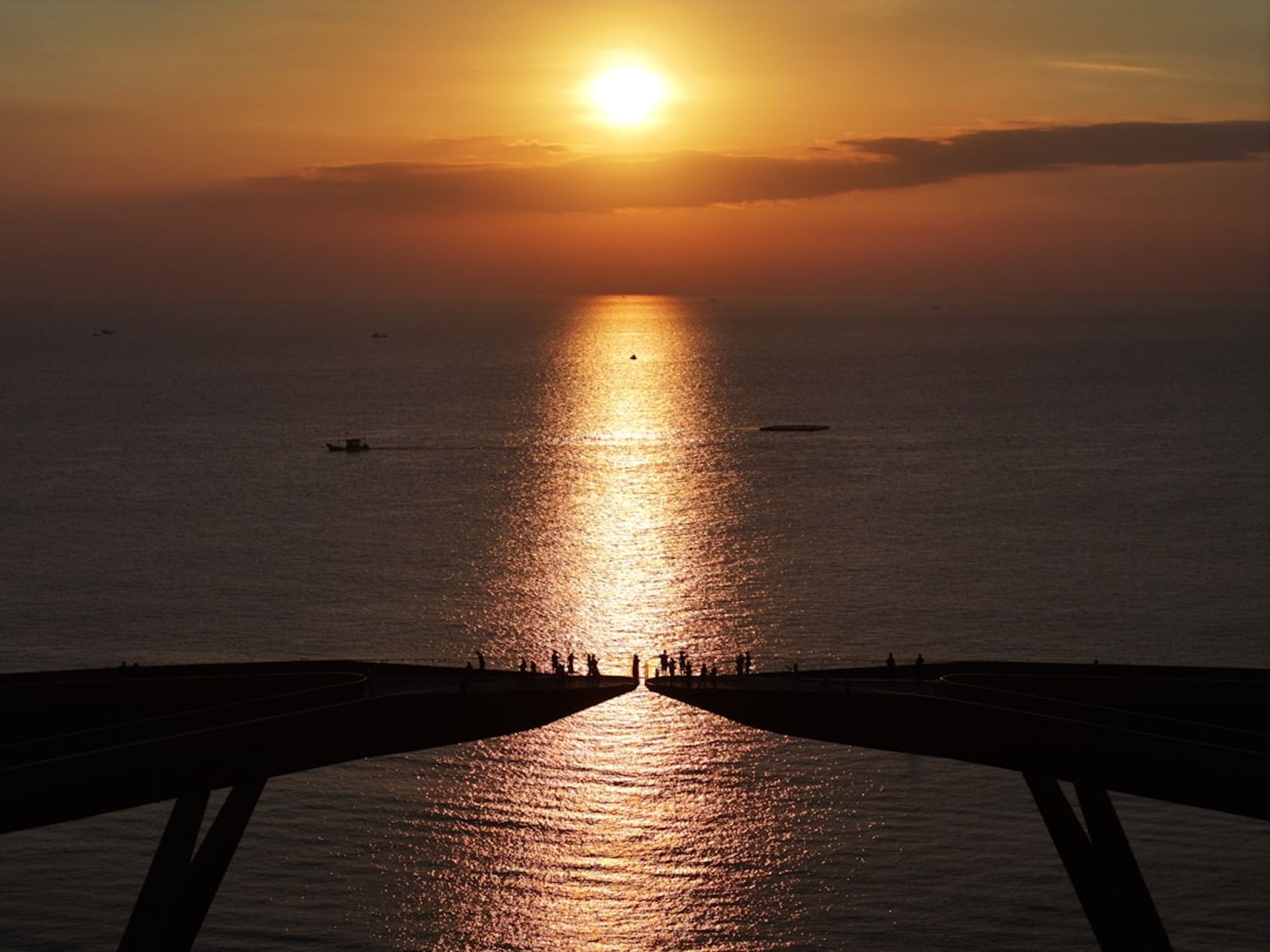 Du khách lái xe ga dạo quanh bãi biển Nha Trang trong nắng vàng